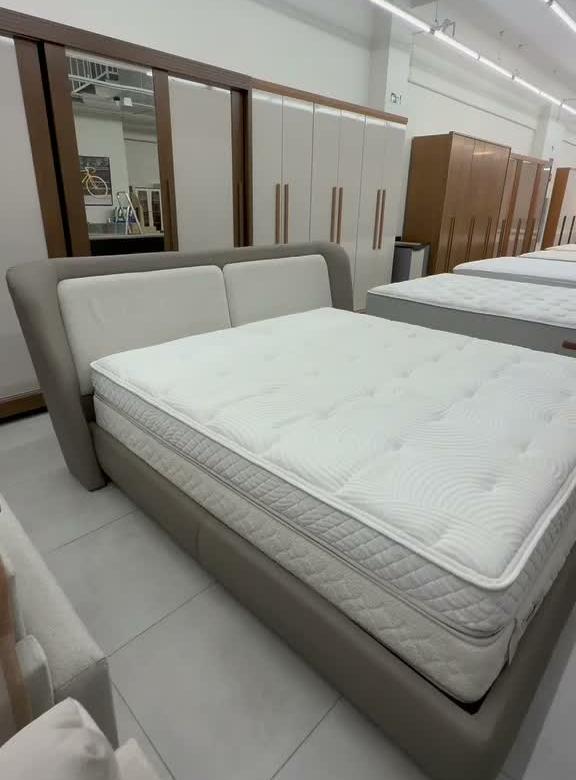 Cama montada no salão da loja