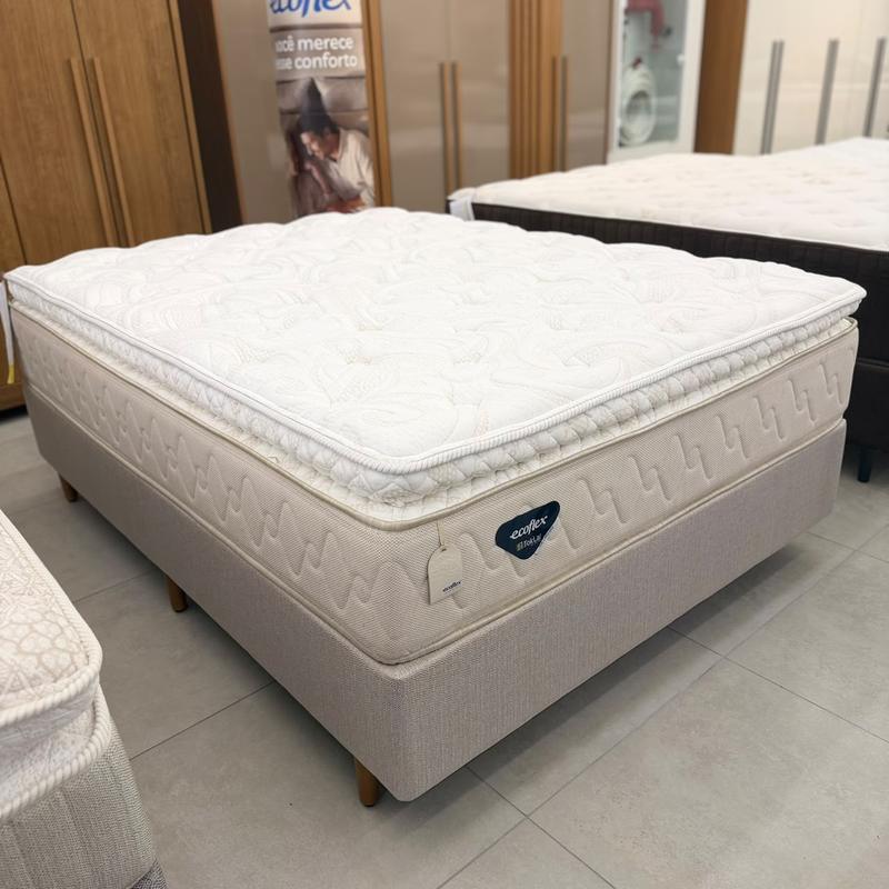 Colchão branco com etiqueta na loja